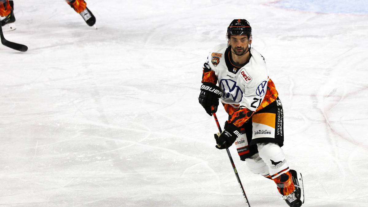 Was vielleicht ein bisschen versöhnt und ja auch eine Leistung ist, die nicht jeder schafft: Immerhin knackte Höhenleitner noch die Marke von 800 DEL-Spielen