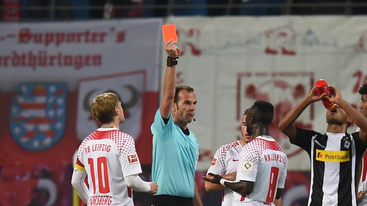 4. SPIELTAG: LEIPZIG - GLADBACH (2:2). High Noon für den Videobeweis. Nach einem Tritt von Keita ins Gesicht von Gladbachs Kramer zückt Schiri Fritz Rot - nach Rücksprache mit seinem Kollegen in Köln