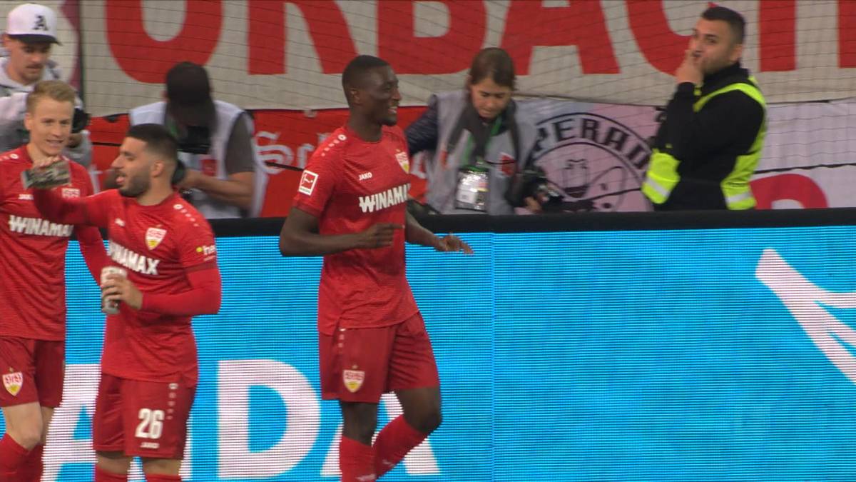 Deniz Undav sorgt für die coolste Aktion des Spieltags. Beim FC Augsburg wird der VfB-Spieler beim Jubel mit einem Bierbecher beworfen und reagiert lässig.