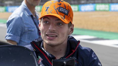 Beim Grand Prix fährt Max Verstappen mit einem kleinen Handicap. Dabei weiß er allerdings nicht, wie er sich verletzt hat.
