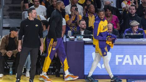 Lakers-Coach JJ Redick (l.) bei einem Spiel des NBA-Teams mit LeBron James an der Seitenlinie