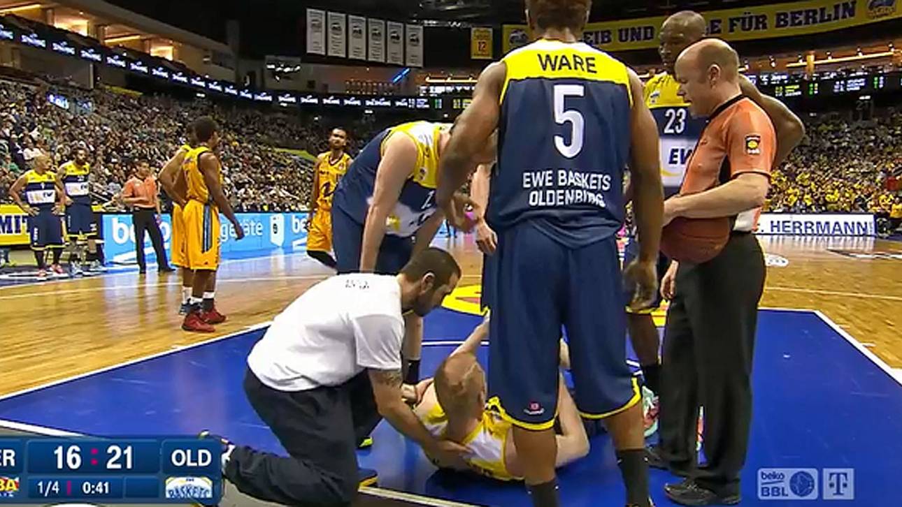 Neumann nach Sturz ins Krankenhaus