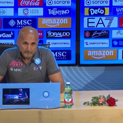 Nach Tragödie! Neapel-Trainer mit starker Rosen-Geste auf PK