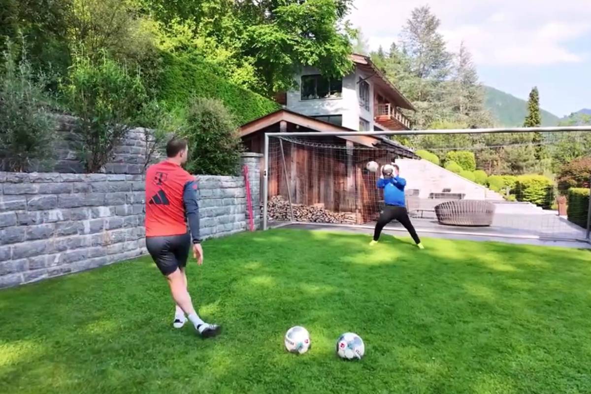 Für Star-Friseur Mustafa Mostafa stand eine ganz besondere Trainingseinheit an: Manuel Neuer zeigte ihm Tipps und Tricks. Das Ergebnis gibt es auf Mostafas YouTube-Kanal zu sehen.