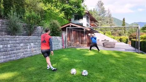 Für Star-Friseur Mustafa Mostafa stand eine ganz besondere Trainingseinheit an: Manuel Neuer zeigte ihm Tipps und Tricks. Das Ergebnis gibt es auf Mostafas YouTube-Kanal zu sehen.