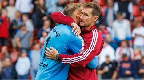 Miroslav Klose muss in der 1. Runde des DFB-Pokals mächtig zittern: Der Zweitliga-Tabellenführer 1. FC Nürnberg setzt sich erst im Elfmeterschießen bei Viktoria Köln durch.