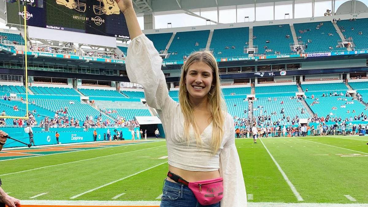 Zunächst hatte sich die Tennis-Spielerin noch über ihren Besuch des NFL-Spiels zwischen den Miami Dolphins und den New England Patriots gefreut und dabei an den Super Bowl des Vorjahres erinnert, als sie zusammen mit Goehrke ebenfalls die Patriots angefeuert hatte