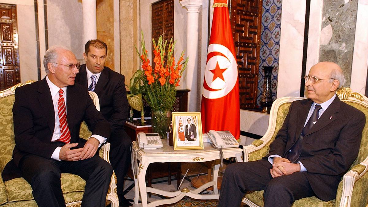 Sei's drum, Franz hatte ohnehin Wichtigeres zu tun. Bis zum Eröffnungsspiel wollte er jedem FIFA-Mitgliedsverband einen Besuch abstatten. Natürlich erreichte er sein Ziel. Hier spricht er in Tunesien mit dem damaligen Staatschef