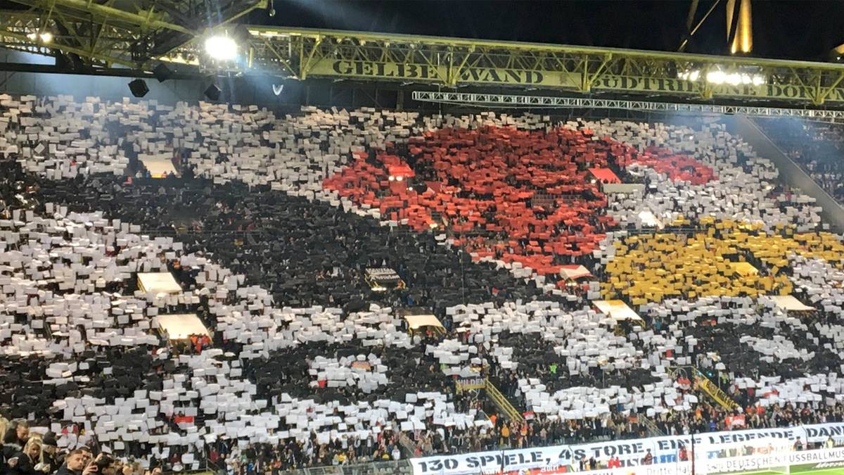 Dann ist es so weit: Die Karnevals-Choreo wird auf der legendären Dortmunder Südkurve präsentiert