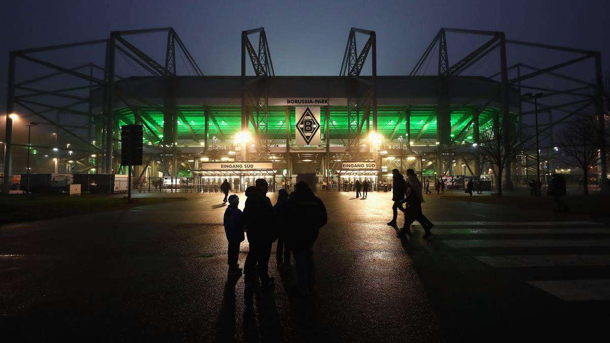Im Borussia-Park duellieren sich Mönchengladbach und Leverkusen. Das Spiel fängt wegen des erhöhten Verkehrsaufkommen zehn Minuten später an