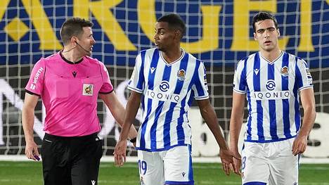 Alexander Isak (Mitte) und Mikel Merino (rechts) führen Real Sociedad San Sebastián an die Tabellenspitze