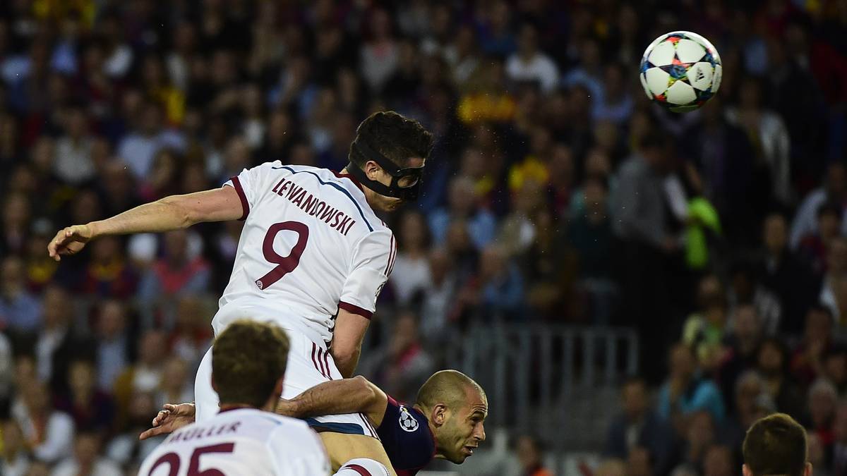 Keine Angst vor Kopfbällen. Robert Lewandowski geht auch mit Maske voll zur Sache