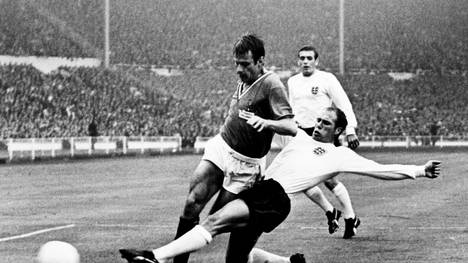 Ray Wilson (r.) setzte sich mit England 1966 im Finale von Wembley durch