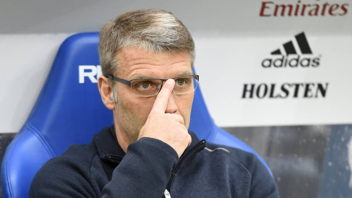 Im August wird Peter Knäbel in einem Park ein Rucksack mit internen Papieren entwendet, darunter Gehaltslisten von Spielern und Scoutingberichte. "Rucksack-Gate" übersteht Knäbel trotzdem