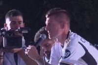 Toni Kroos wurde auf der Parade nach Real Madrids CL-Triumph von Fans und Mannschaftskollegen feierlich verabschiedet. Dabei richtete die Vereinslegende ein paar Abschiedsworte an die Blancos.