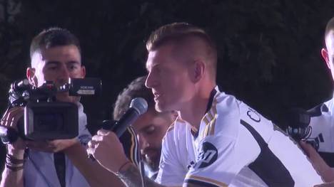 Toni Kroos wurde auf der Parade nach Real Madrids CL-Triumph von Fans und Mannschaftskollegen feierlich verabschiedet. Dabei richtete die Vereinslegende ein paar Abschiedsworte an die Blancos.
