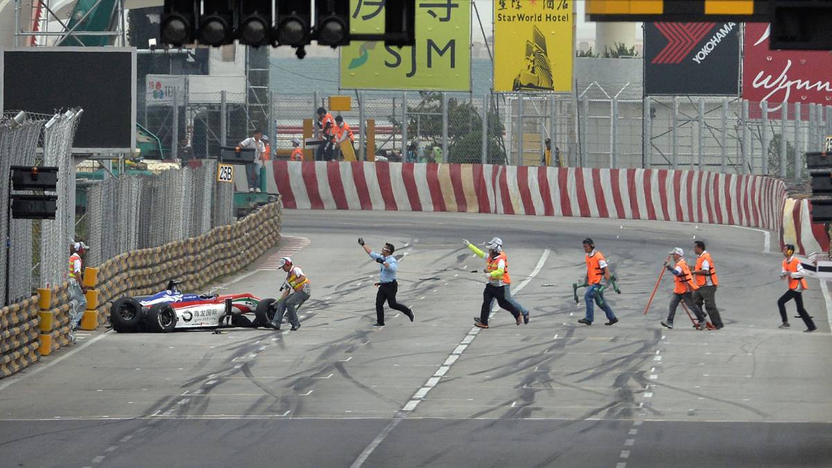 Die Formel- und Tourenwagen haben aber einen entscheidenden Vorteil. Dort sind die Fahrer in ihren Cockpits besser geschützt