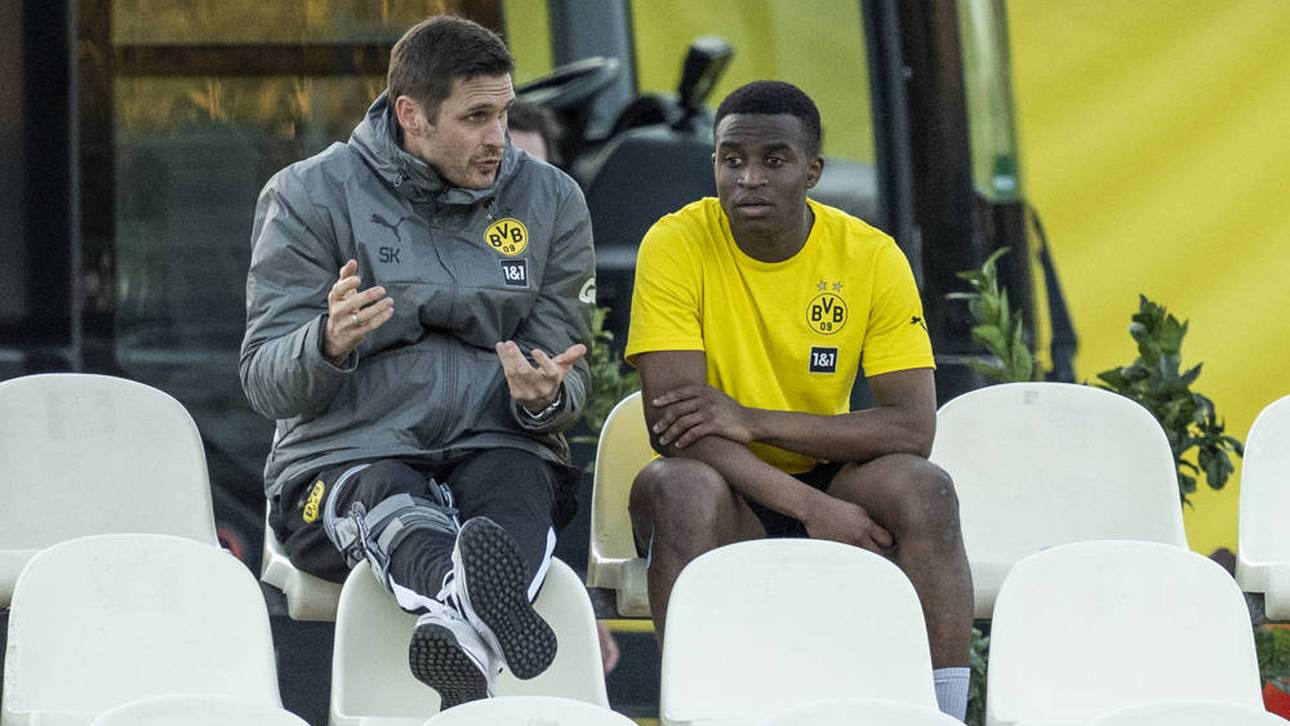 BVB-Sportdirektor Sebastian Kehl (l.) mit Youssoufa Moukoko