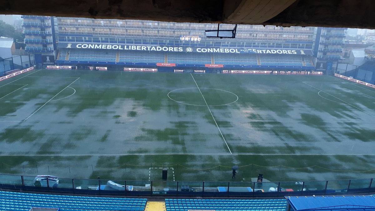 Ursprünglich sollte die Partie bereits am Samstag über die Bühne gehen, doch Starkregen setzte den Platz unter Wasser und machte eine Austragung unmöglich