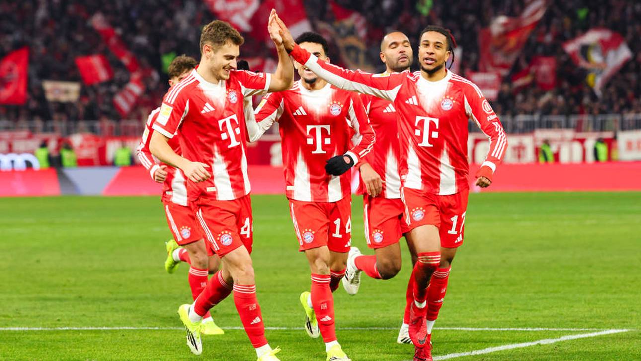 Josip Stanisic (l.) und Michael Olise (r.) bejubeln den Treffer zum 3:1