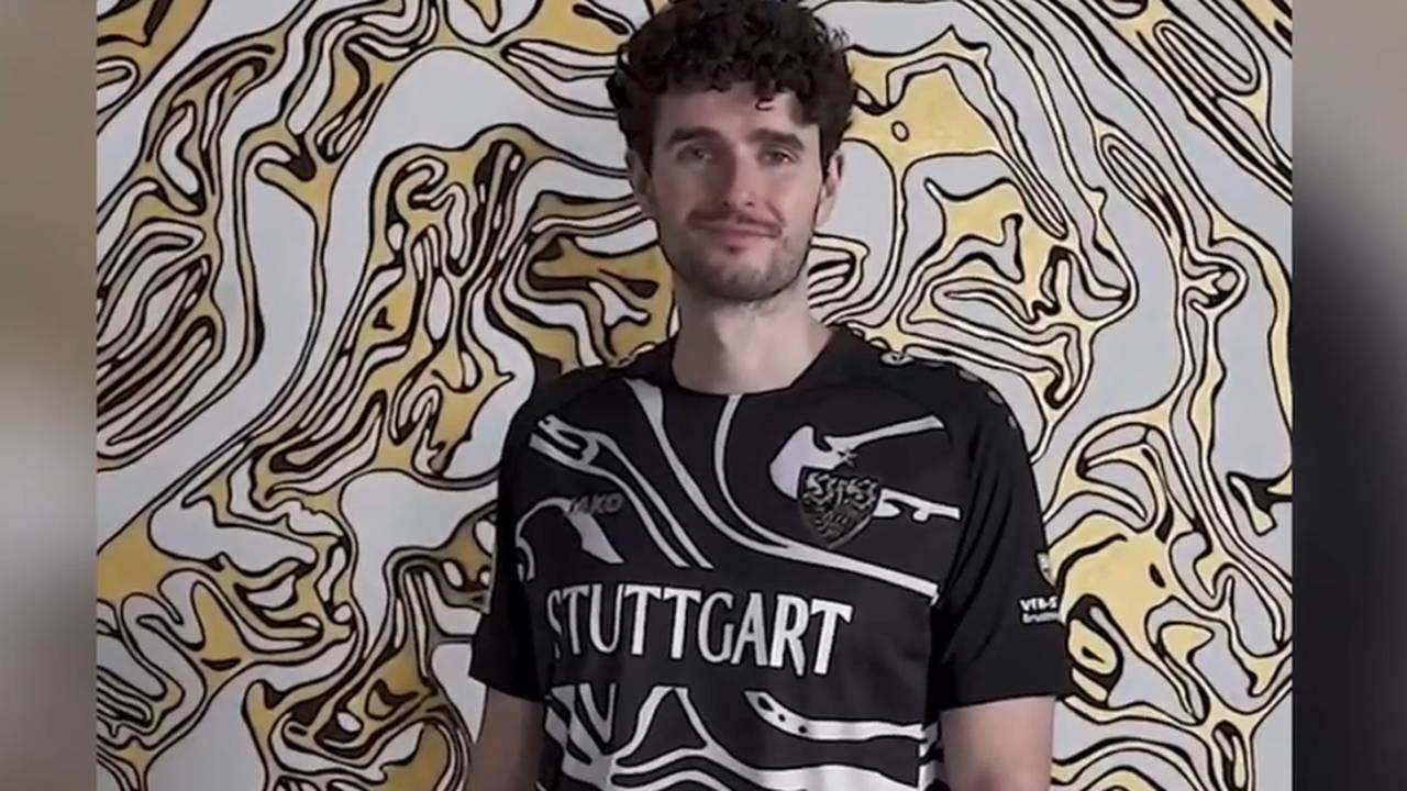 Auf dieses Sondertrikot des VfB Stuttgart laufen die Fans Sturm