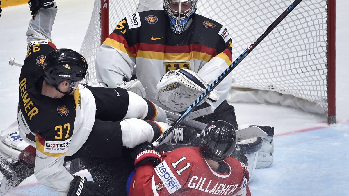 Patrick Reimer zeigt Einsatz und versucht gemeinsam mit Goalie Timo Pielmeier das deutsche Tor gegen den kanadischen Ansturm zu verteidigen
