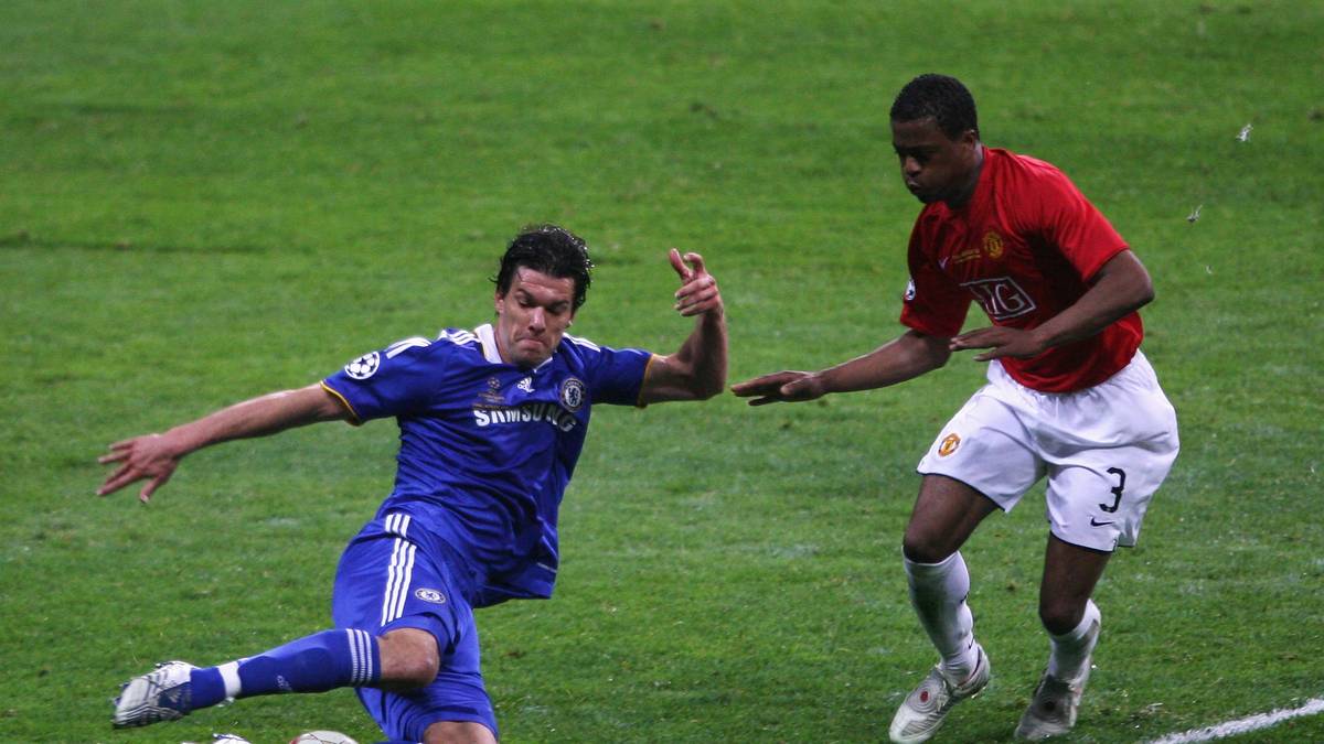 Erstmals ins Endspiel dringen die Londoner im Jahr 2008 mit dem deutschen Nationalspieler Michael Ballack (links) vor. Im rein englischen Finale gewinnt Manchester United durch Elfmeterschießen. Vier Jahre später ziehen die Blues erneut ins Endspiel ein