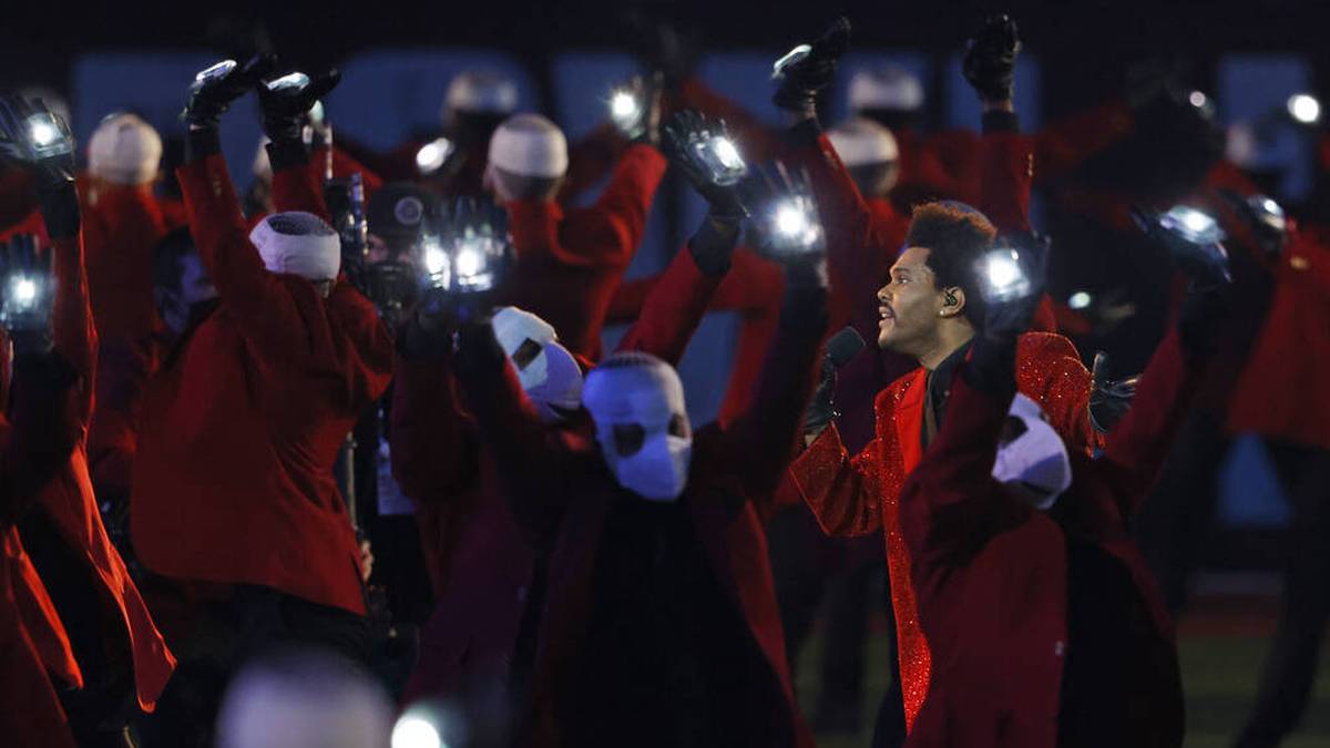 Beim Super Bowl 2021 trat im Raymond James Stadium in Florida zur Halbzeit Superstar The Weeknd auf. Vor dem Spiel gab der Kanadier preis, zusätzlich zu den von der NFL gezahlten Produktionskosten, sieben Millionen Dollar selbst zu zahlen. 