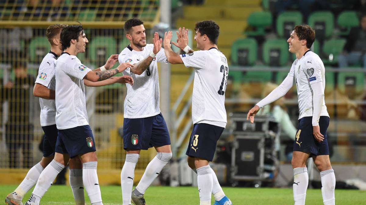 Corriere dello Sport: "Italien vermeidet die gefährlichen Rivalen, wie Deutschland und Frankreich, die mit Portugal in derselben Gruppe landen. Die Gruppe ist auf unserem Niveau, das schwierige wird dann in der nächsten Phase sein. Der Weg zum Erfolg wird nicht einfach sein".