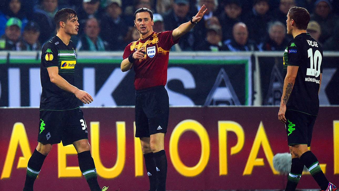 Granit Xhaka von Borussia Mönchengladbach wird vom Schiedsrichter vom Platz geschickt