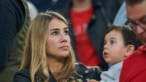 Räuberbanden, Tränengas und mehr. Familien der Fußballspieler erlebten das Chaos vor dem Finale der Champions League hautnah mit und liefern nun Einblicke.