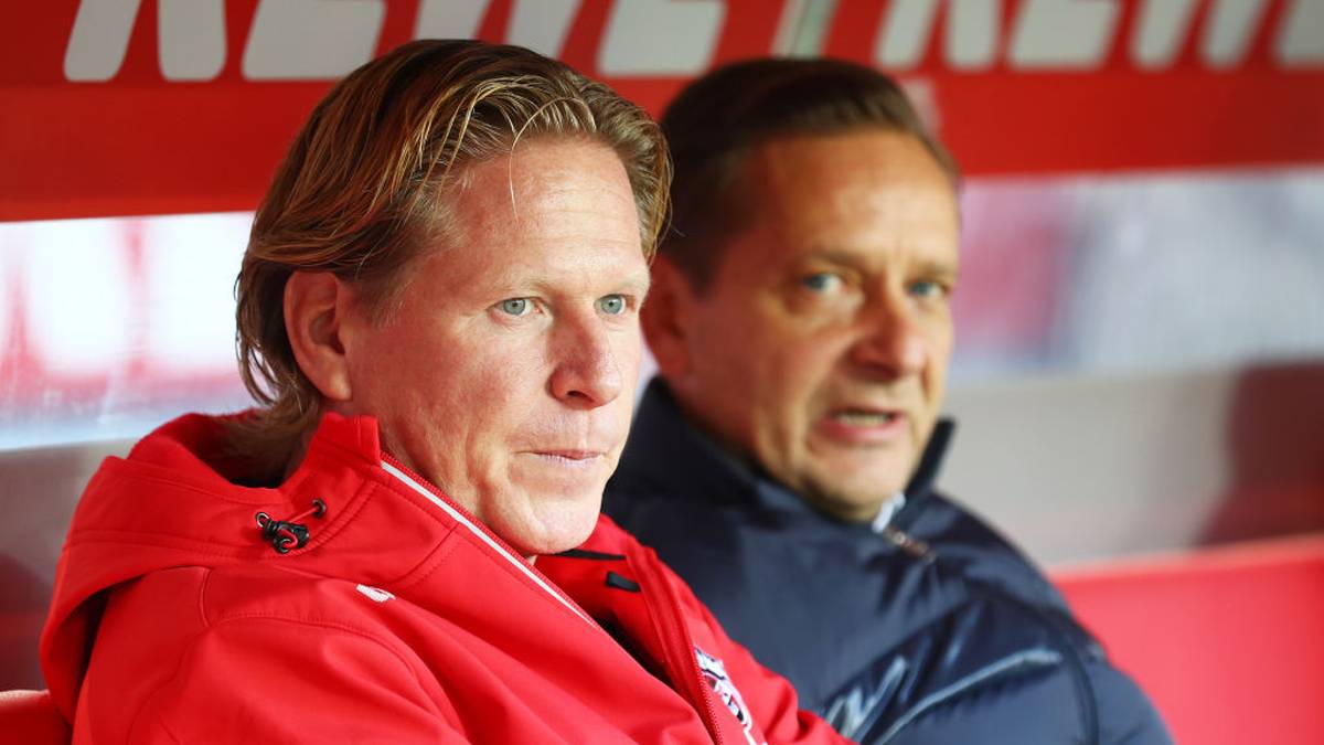 COLOGNE, GERMANY - NOVEMBER 30: Markus Gisdol, Head Coach of 1. FC Koeln and Horst Heldt, Sporting Director of 1. FC Koeln look on prior to the Bundesliga match between 1. FC Koeln and FC Augsburg at RheinEnergieStadion on November 30, 2019 in Cologne, Germany. (Photo by Lars Baron/Bongarts/Getty Images)