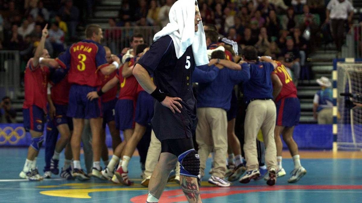 Stefan Kretzschmar (im Vordergrund) übernimmt die Verantwortung, trifft aber mit einem Siebenmeter 40 Sekunden vor Schluss nur die Latte. Im Gegenzug machen es die Spanier besser und erzielen vier Sekunden vor dem Ende den Siegtreffer zum 27:26