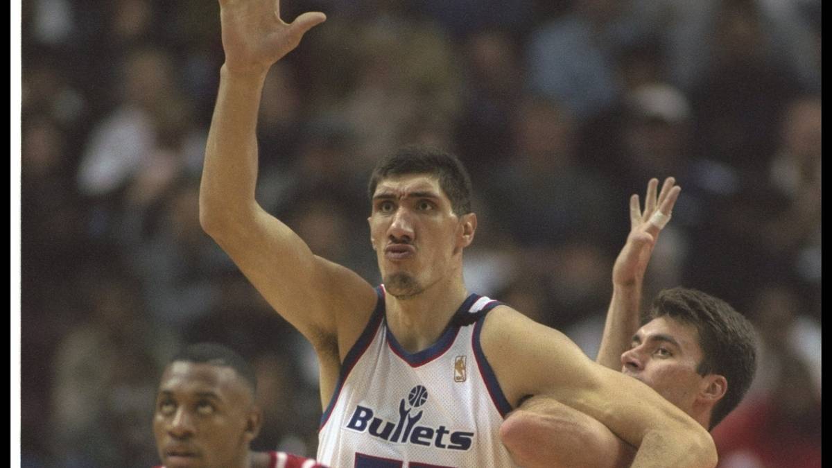 GHEORGHE MURESAN: Der gebürtige Rumäne hob sich während seines Kurzzeitaufenthaltes in der NBA von 1993 bis 2000 vor allem dank seiner Größe hervor. Mit zwei Metern und 31 Zentimetern ist er der größte Spieler in der Geschichte der NBA