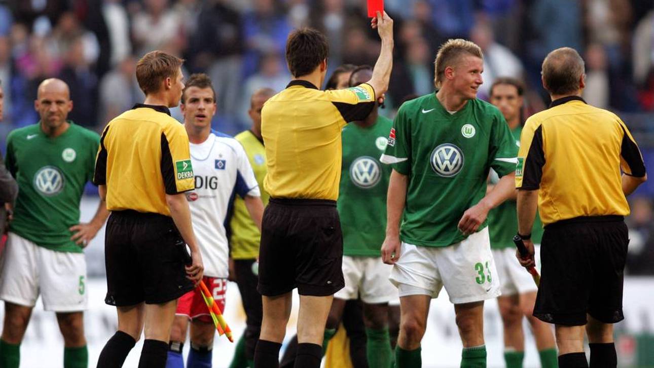 Schiedsrichter Wolfgang Stark zeigt Wolfsburgs Maik Franz (2.v.r.) und Rafael van der Vaart (3.v.l.) vom HSV die Rote Karte