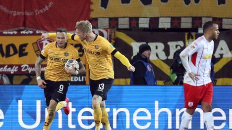 Dynamo Dresden bejubelt einen Auswärtssieg in Regensburg