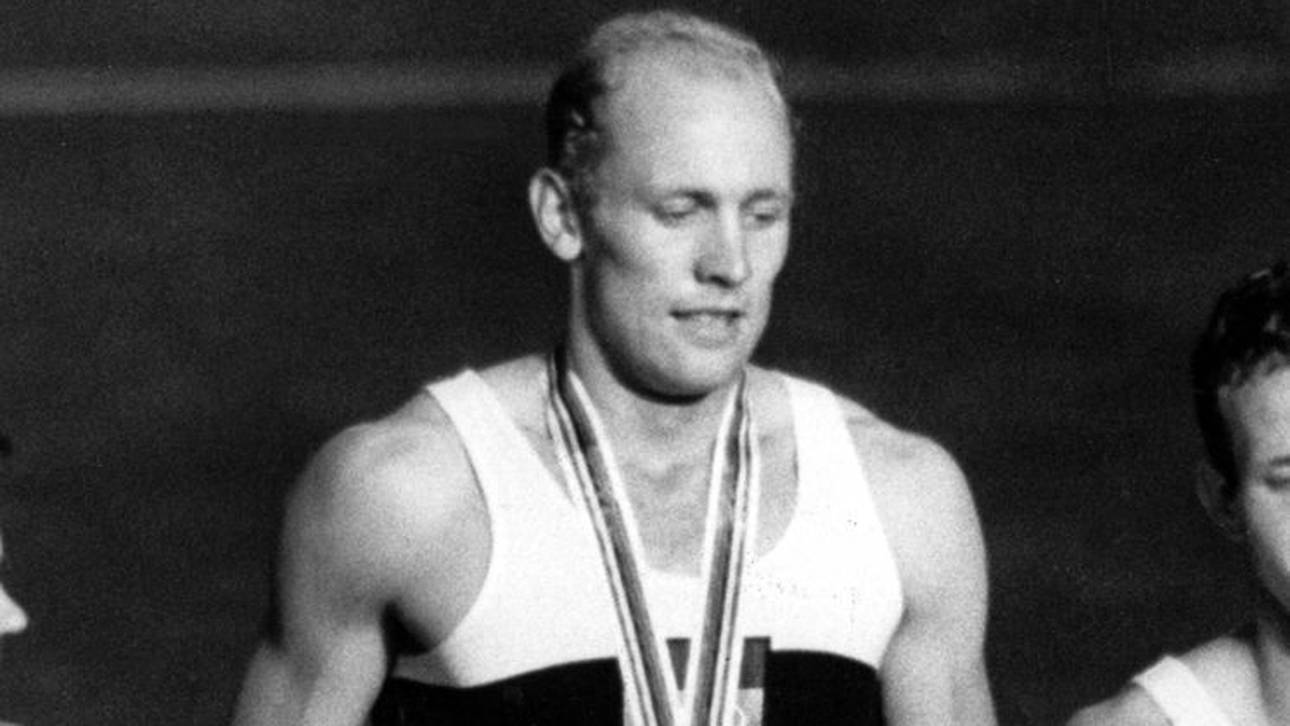 Willi Holdorf bei der Zehnkampf Siegerehrung 1964 in Tokio