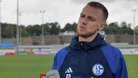 Schalke-Neuzugang Timo Baumgartl spricht über die vielen Sommertransfers nach Saudi-Arabien. Der Innenverteidiger findet die Summen "schwindelerregend" - sieht die Vorgänge aber differenziert.