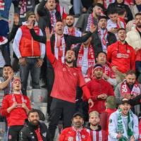 Der AC Florenz steht nach einem klaren Sieg gegen Sivasspor im Viertelfinale der Conference League. Kurz vor Schluss sorgt jedoch ein türkischer Fan für den negativen Höhepunkt der Partie.