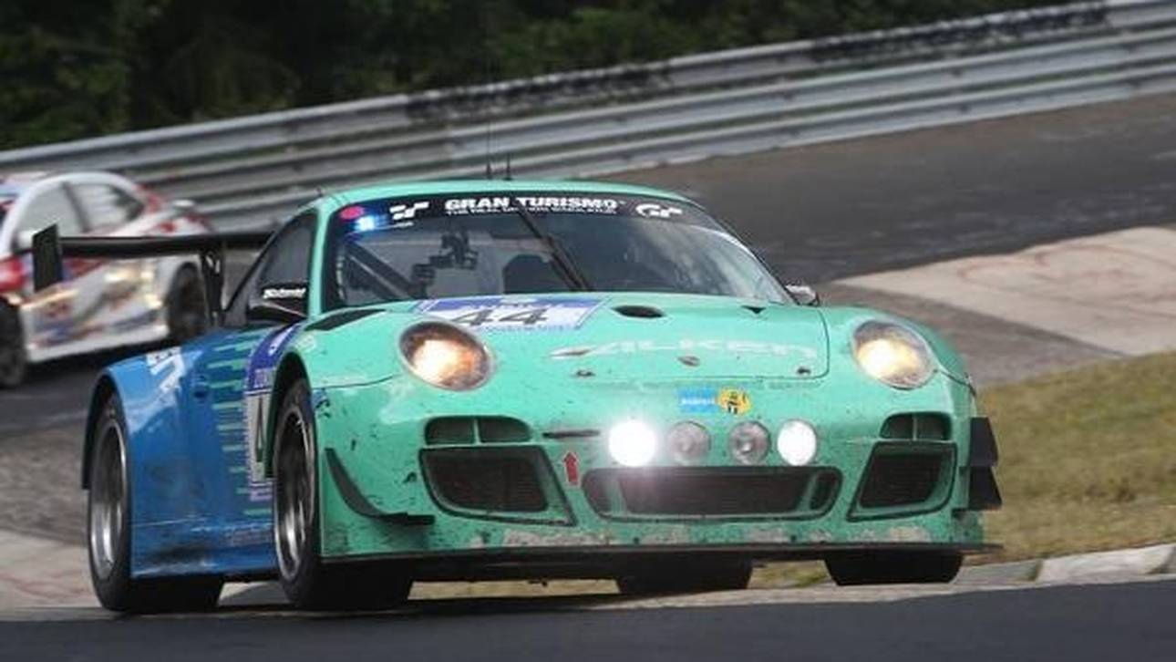 Falken-Porsche im Regen-Qualifying auf der Pole