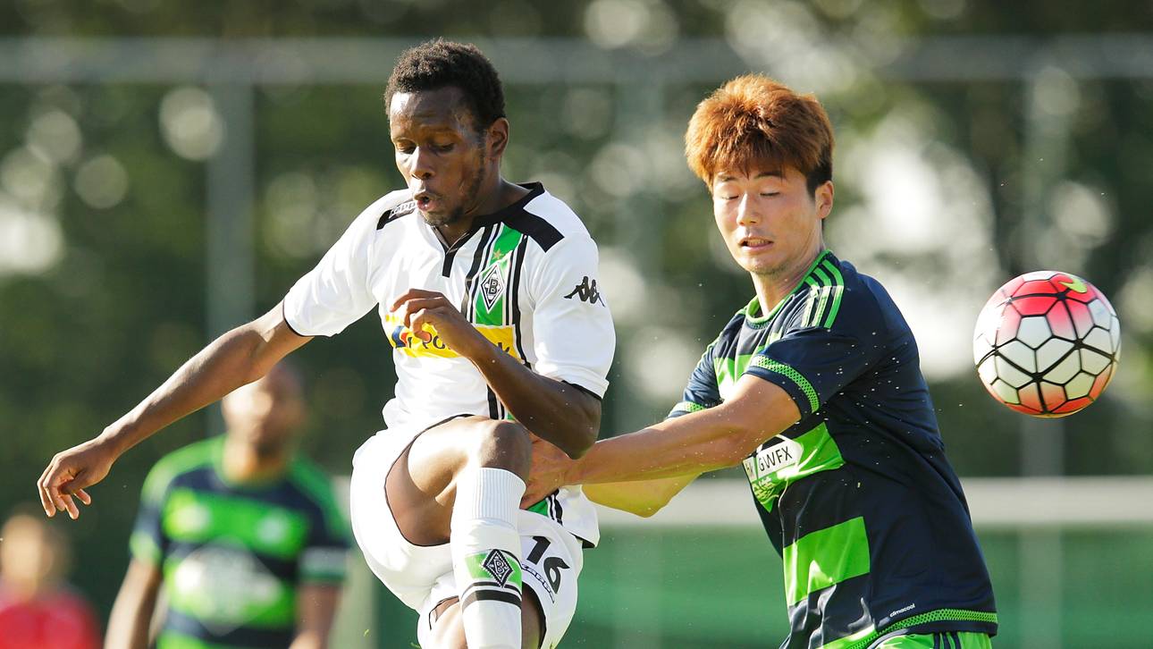 Ibrahima Traore (l., gegen Ki Sung-yueng) trifft im Test gegen Swansea City