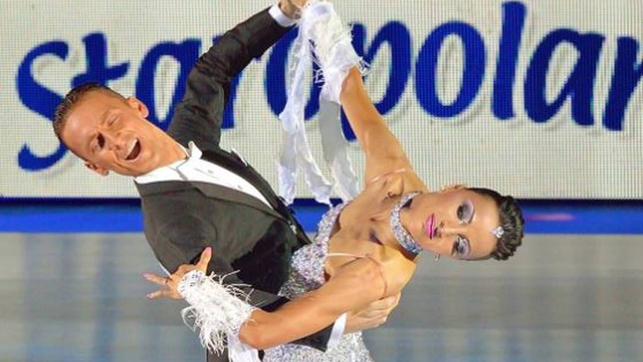 Deutsches Paar tanzt zu Gold