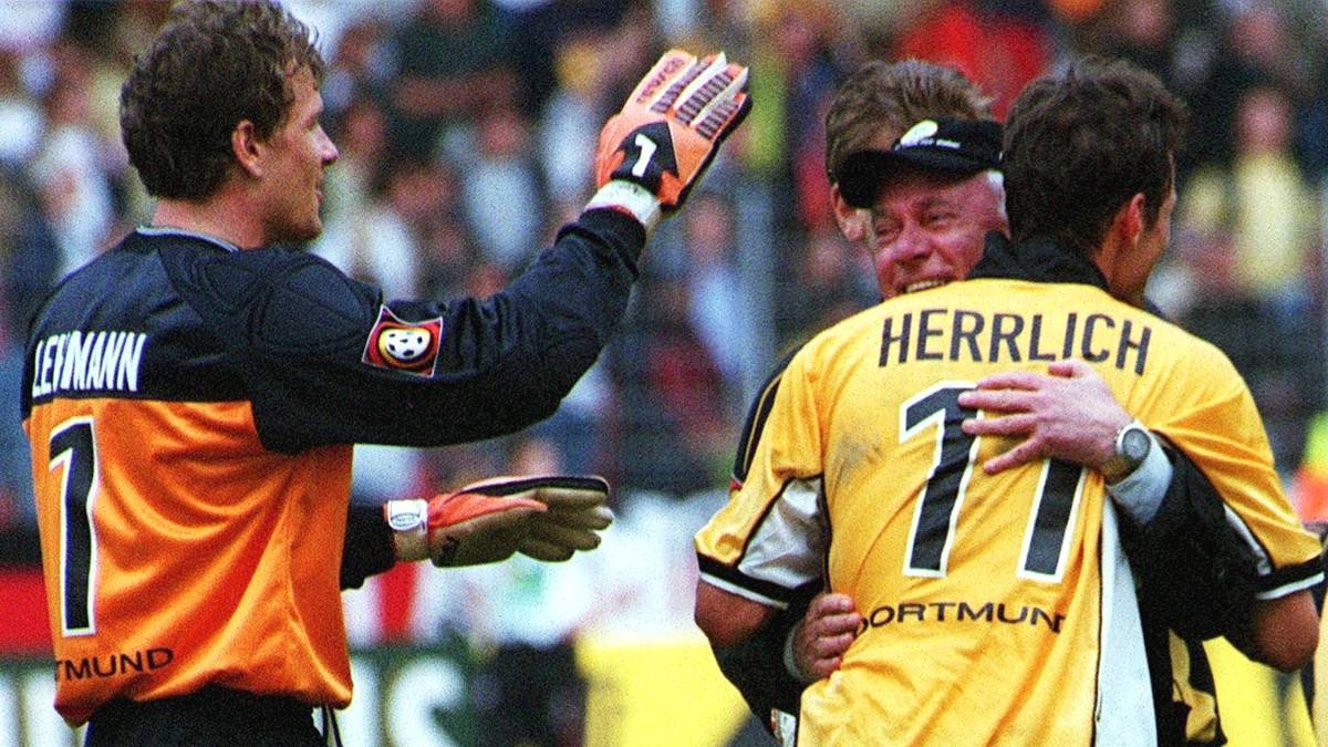 20. Mai 2000: Sportlich wendet der BVB in der folgenden Saison gerade so den Abstieg ab. Nachdem der BVB fünf Spieltage vor Schluss nur einen Punkt vor den Abstiegsplätzen steht, übernimmt Trainerlegende Udo Lattek. Mit Assistent Matthias Sammer rettet er den BVB durch einen 3:0-Sieg gegen Hertha BSC am letzten Spieltag vor dem Abstieg