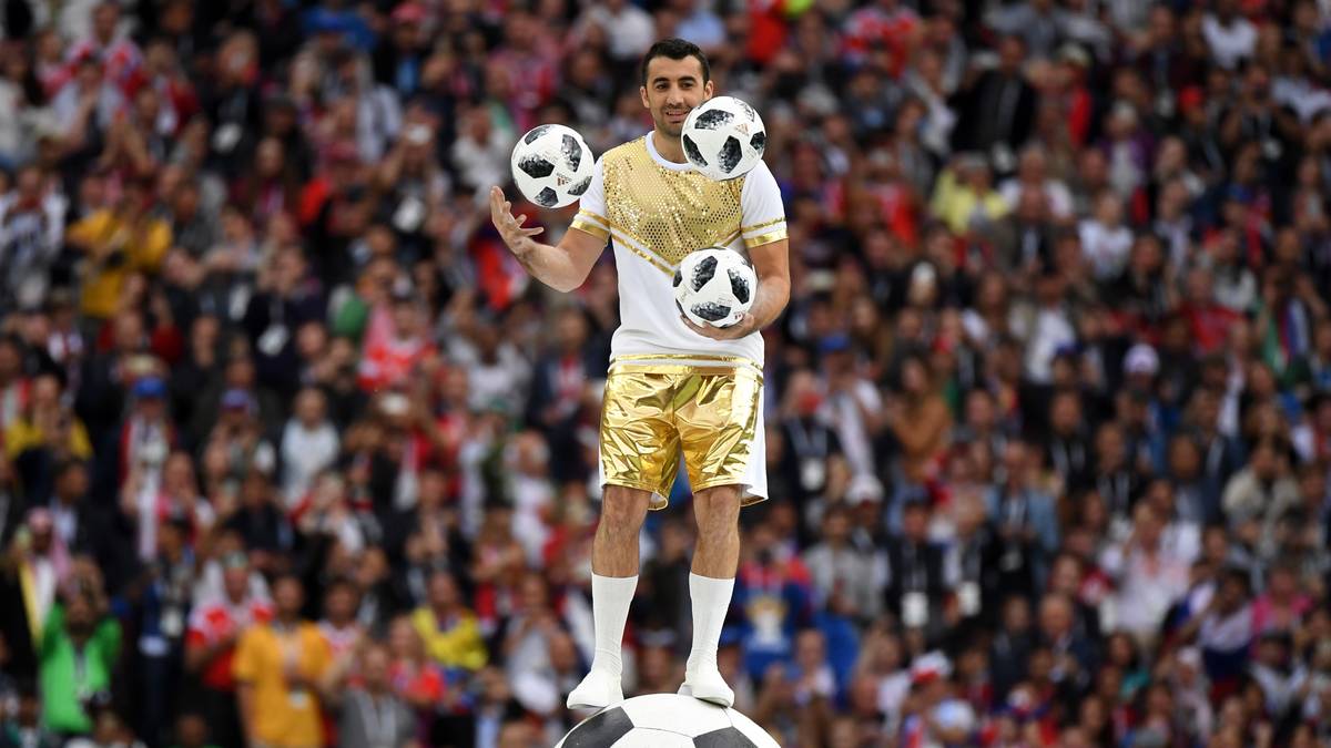 Ein Jongleur zeigt den 81.000 Zuschauern seine Künste