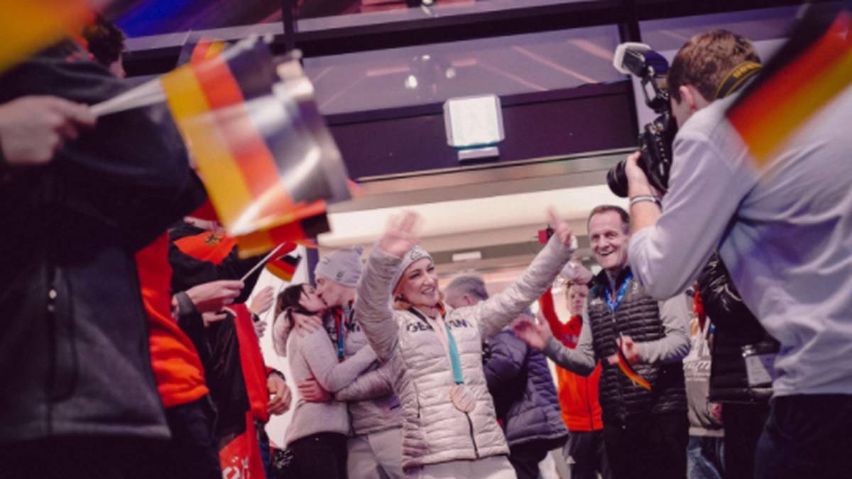 Für Aljona Savchenko und Bruno Massot gibt es nach dem sensationellen Gold beim Eiskunstlaufen einen herzlichen Empfang