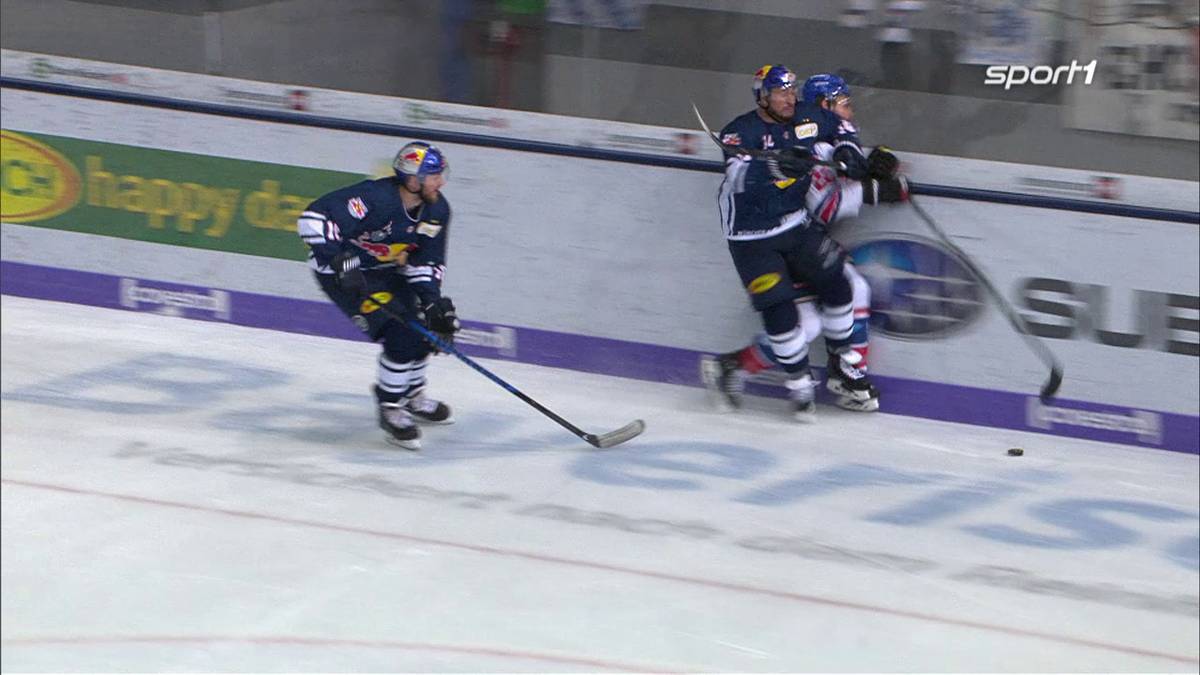 Steve Pinizzotto sorgt beim Halbfinal-Auftakt zwischen dem EHC Red Bull München und den Adler Mannheim für das "Buh des Spiels" (O-Ton SPORT1-Kommentator Basti Schwele) 