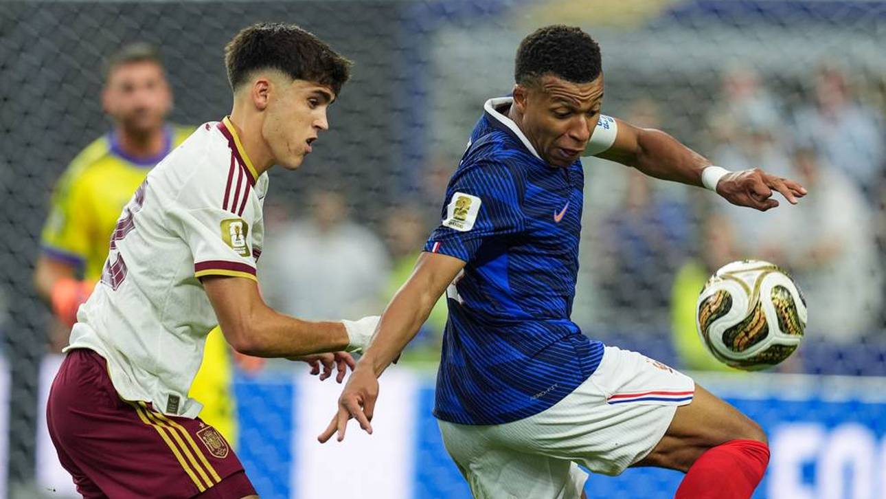 Pau Cubarsí (l.) im Duell mit Kylian Mbappé