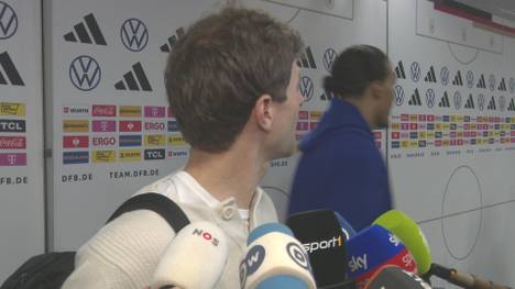 Thomas Müller ist nach dem Sieg gegen die Niederlande bester Laune. Das bekommt auch Gegenspieler Virgil van Dijk zu spüren.