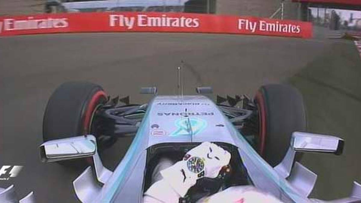 Weltmeister Lewis Hamilton zeigt ungewohne Schwächen und patzt auf seiner letzten Runde. Mit Platz zwei hat der WM-Leader aber dennoch eine gute Ausgangsposition für das Rennen