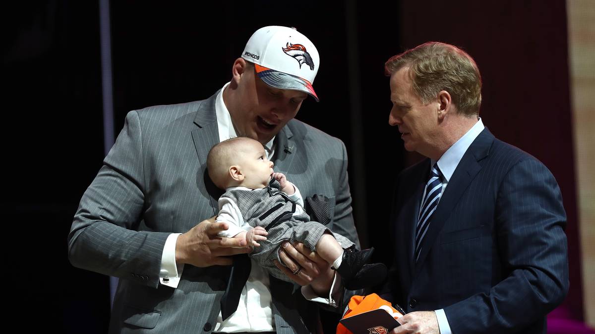 Für ein Highlight sorgt Garett Bolles. Der 24-Jährige wird an 20. Stelle von den Denver Broncos gewählt... 